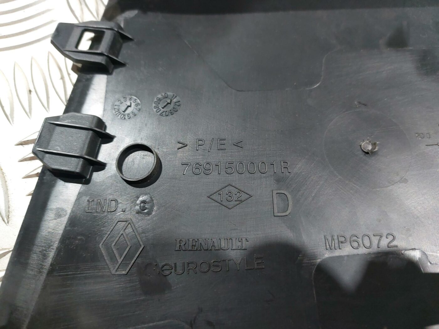 Vidējas salona statnes apdare priekš RENAULT LAGUNA 2011 3 Vidējas salona statnes apdare priekš RENAULT LAGUNA 2011