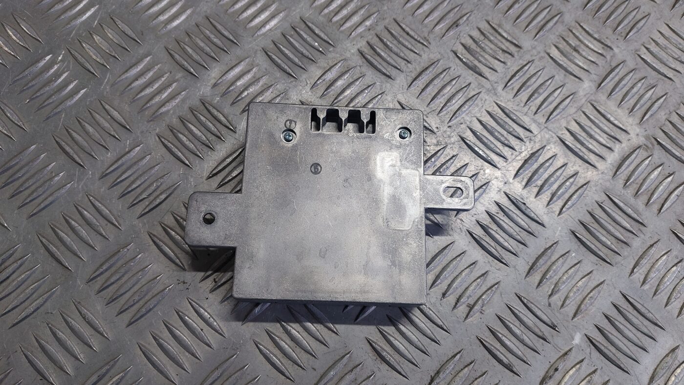 Antenas pastiprinātāja bloks priekš VOLVO S40 2004 Black 2 Antenas pastiprinātāja bloks priekš VOLVO S40 2004 Black