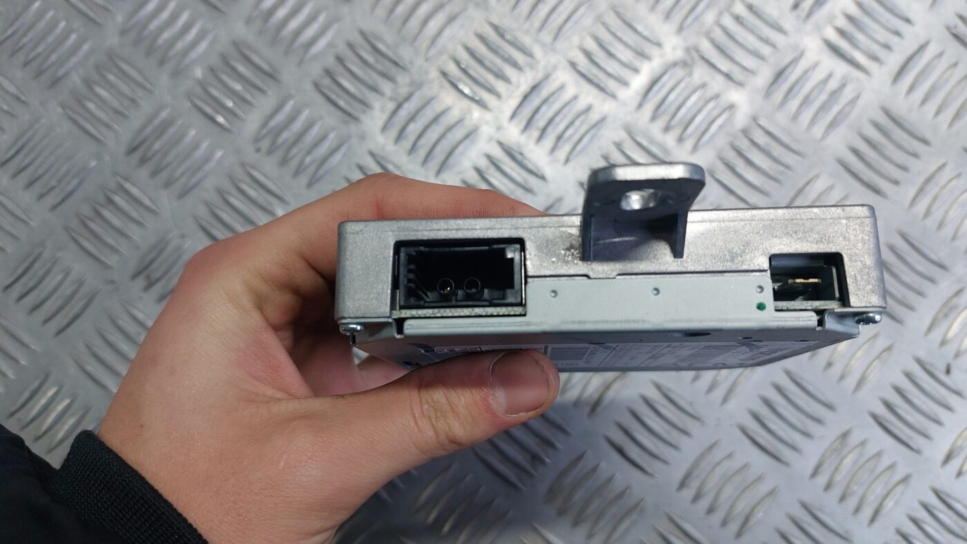 Antenas pastiprinātāja bloks priekš VOLVO S40 2004 Black 3 Antenas pastiprinātāja bloks priekš VOLVO S40 2004 Black