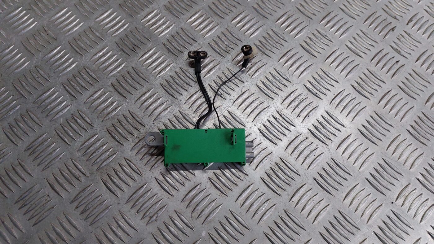 Antenas pastiprinātāja bloks priekš VOLVO S40 2004 Black 2 Antenas pastiprinātāja bloks priekš VOLVO S40 2004 Black