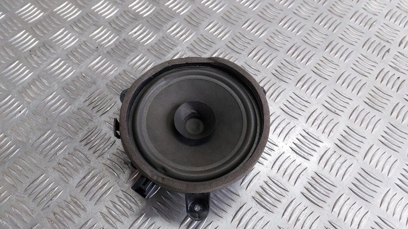 Durvju skaļrunis, apakšā priekš VOLVO S40 2004 Black