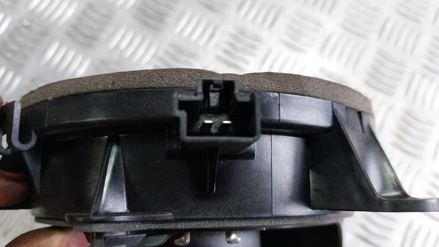 Durvju skaļrunis, apakšā priekš VOLVO S40 2004 Black