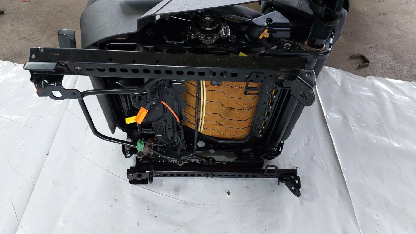 Priekšējais kreisais sēdeklis priekš VOLVO S40 2004 Black 4 Priekšējais kreisais sēdeklis priekš VOLVO S40 2004 Black