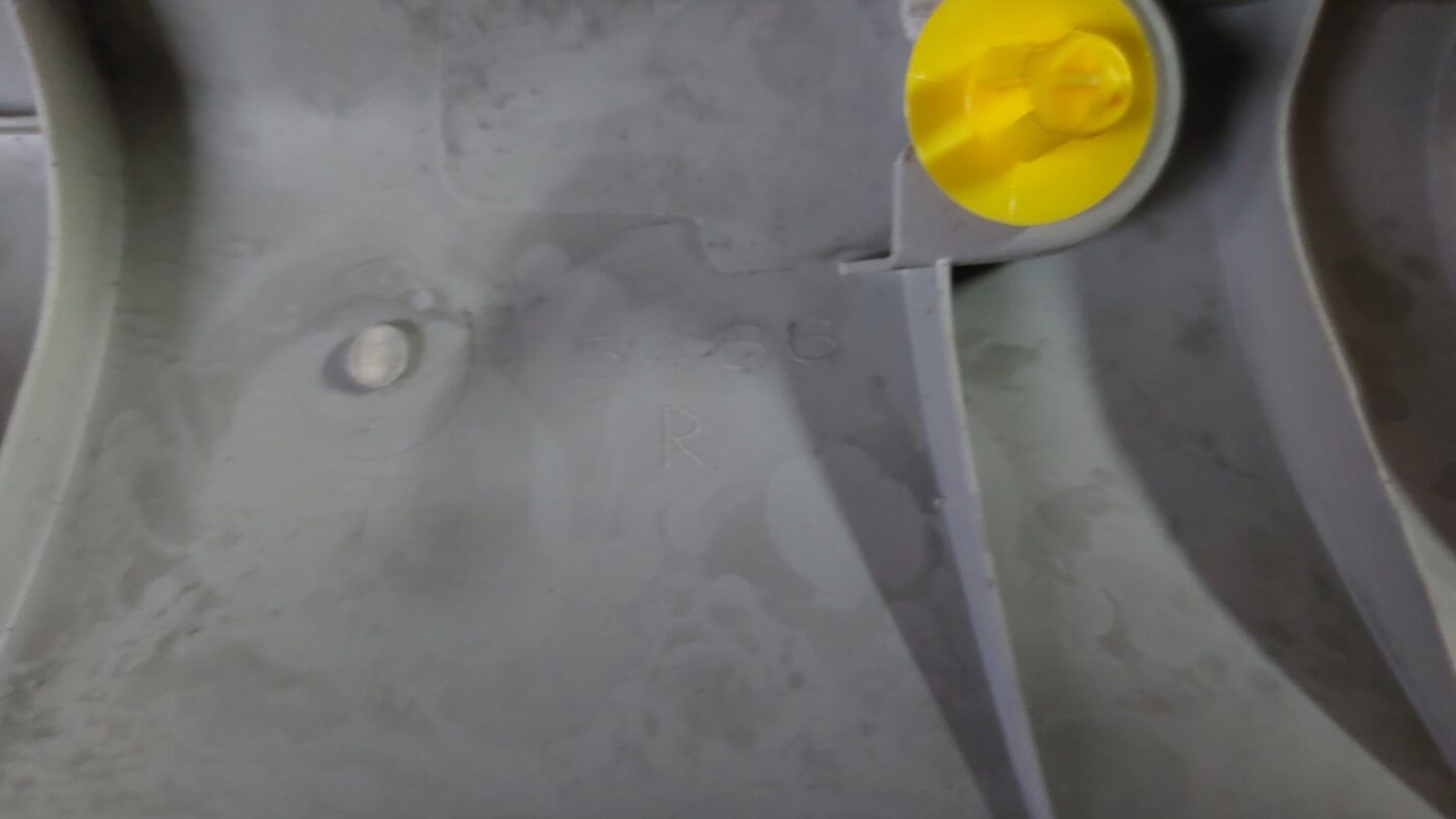 Priekšējas salona statnes apdare priekš VOLVO S40 2004 Black