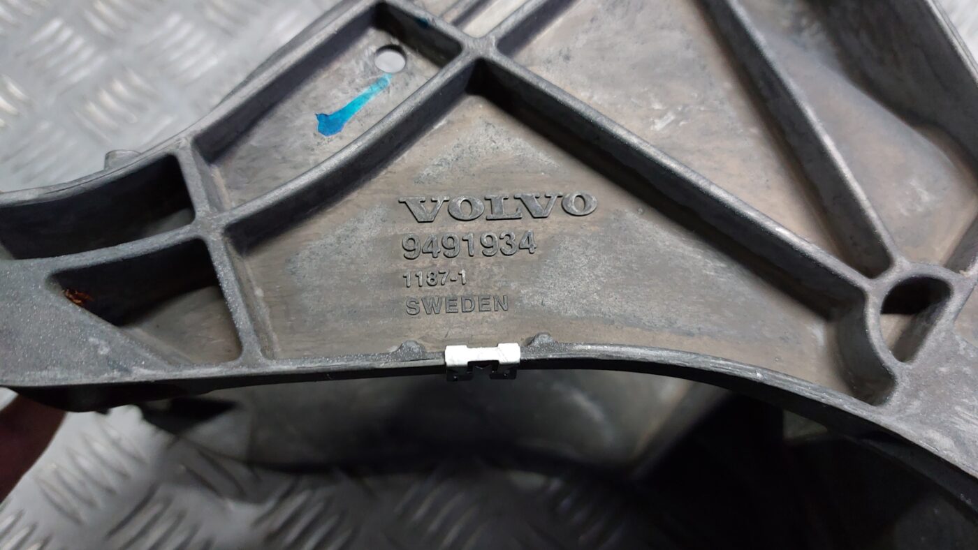 Stūres iekšējais stiprinājums priekš VOLVO S40 2004 Black 4 Stūres iekšējais stiprinājums priekš VOLVO S40 2004 Black