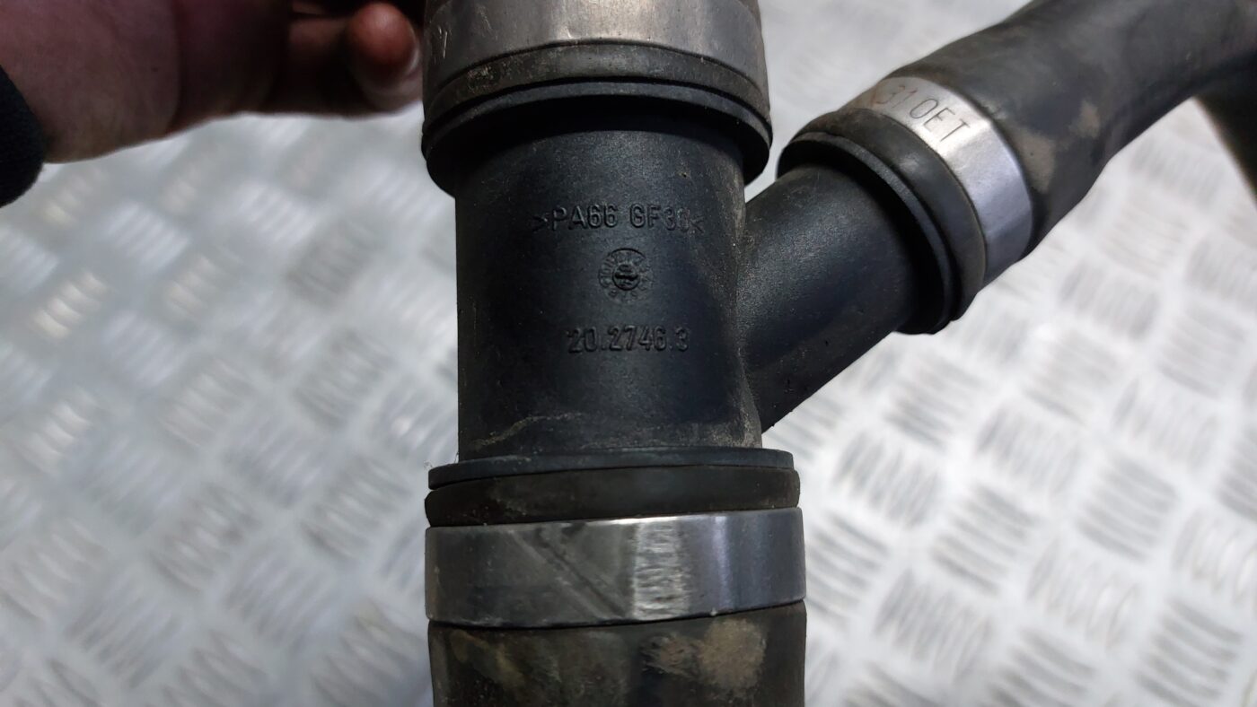 Dzesēšanas šķidruma šļūtene priekš VOLVO S40 2004 Black 2 Dzesēšanas šķidruma šļūtene priekš VOLVO S40 2004 Black