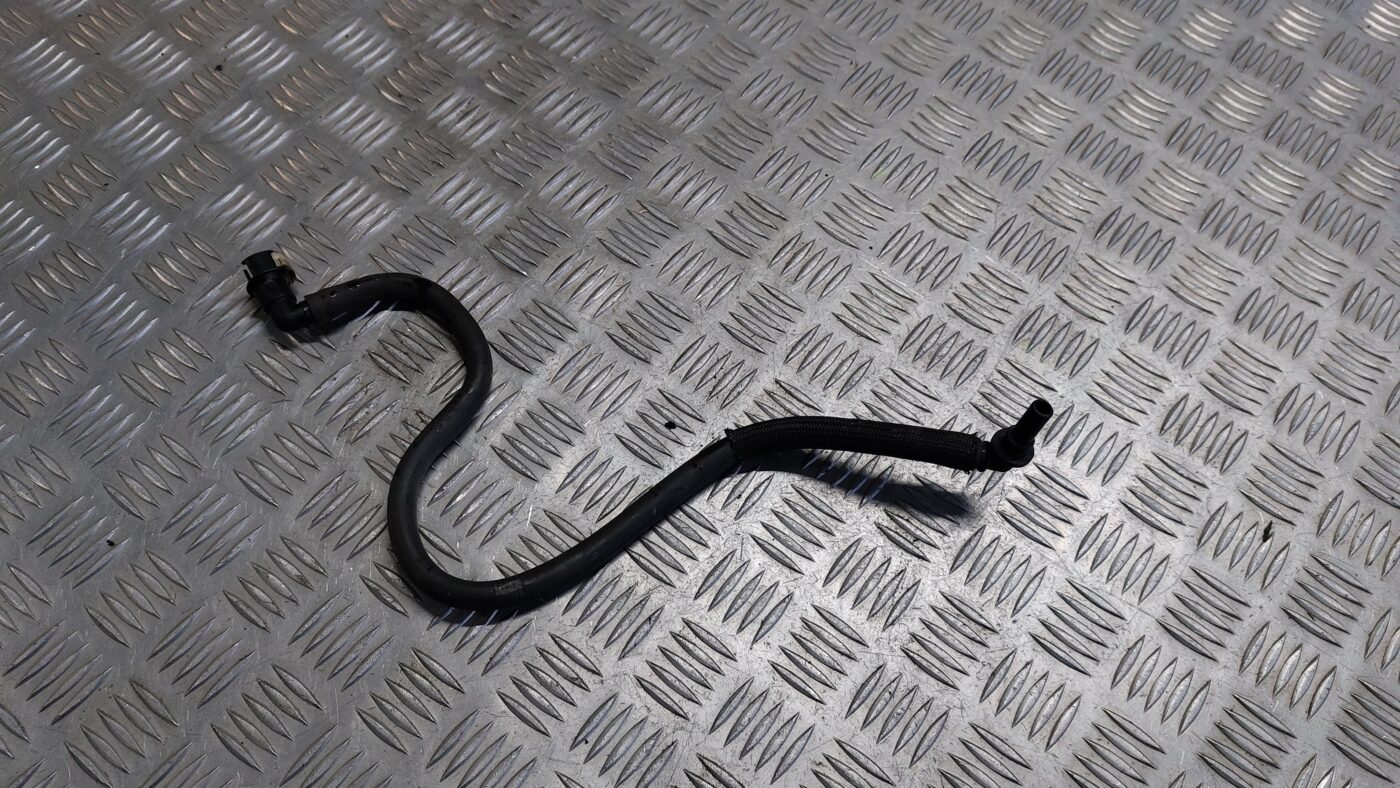 Degvielas caurule priekš VOLVO S40 2004 Black 1 Degvielas caurule priekš VOLVO S40 2004 Black