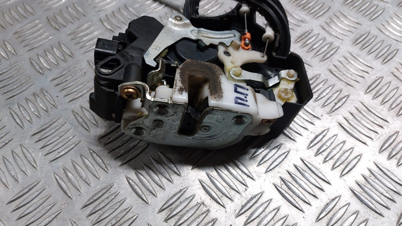 Priekšējo labo durvju slēdzene priekš MITSUBISHI COLT 2007