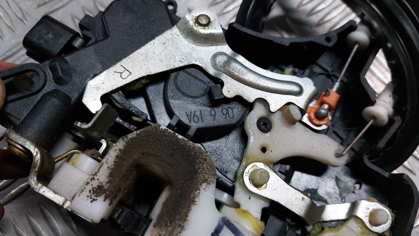 Priekšējo labo durvju slēdzene priekš MITSUBISHI COLT 2007