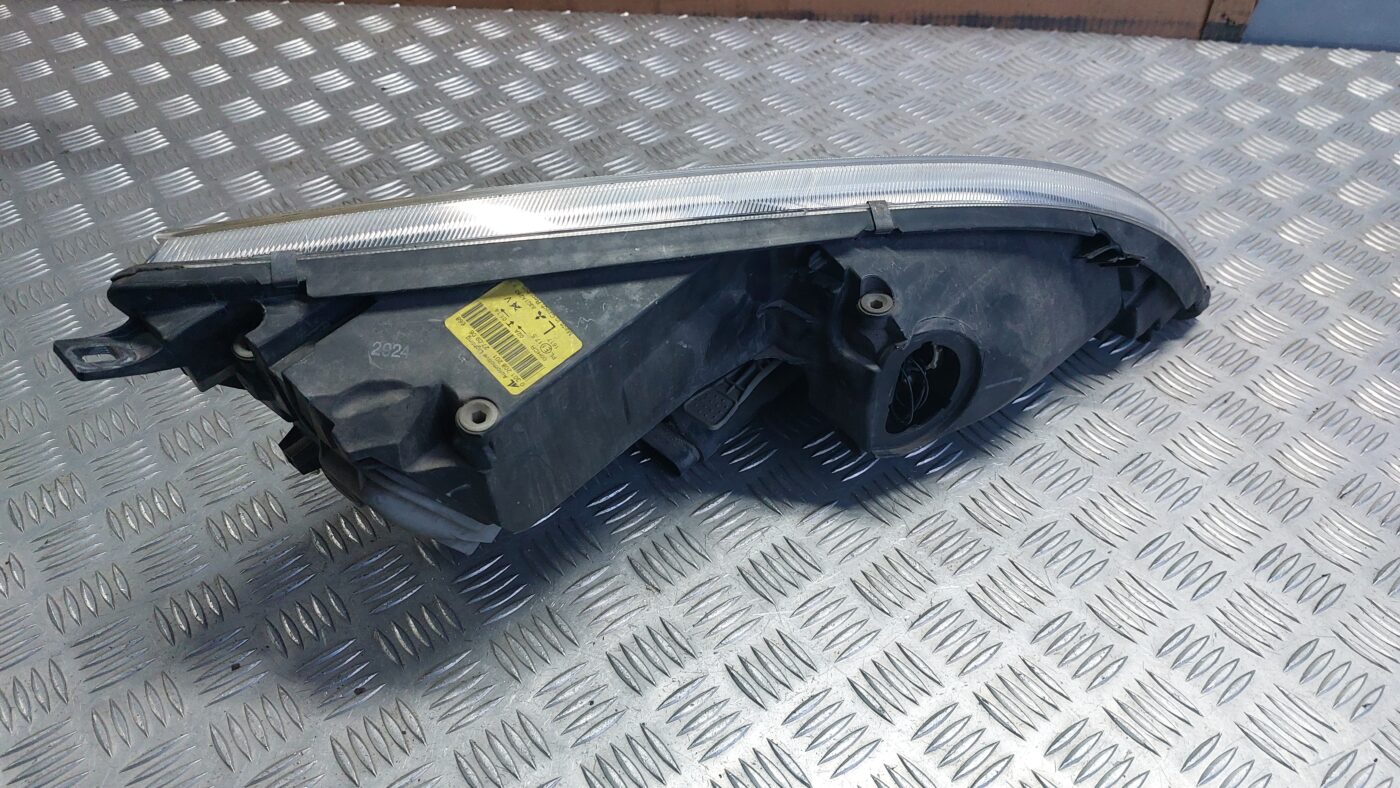 Priekšējais kreisais lukturis priekš MITSUBISHI COLT 2007