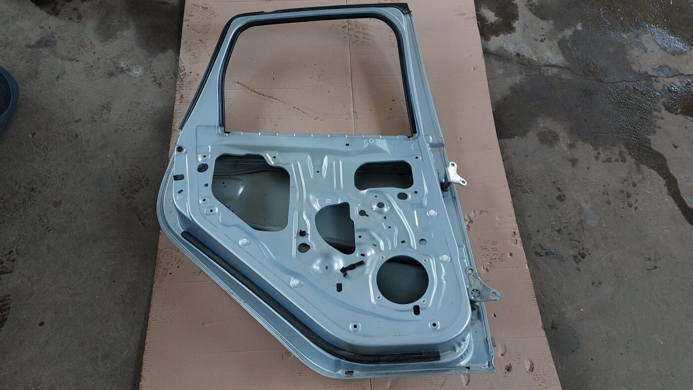 Aizmugurējās kreisās durvis priekš MITSUBISHI COLT 2007 2 Aizmugurējās kreisās durvis priekš MITSUBISHI COLT 2007