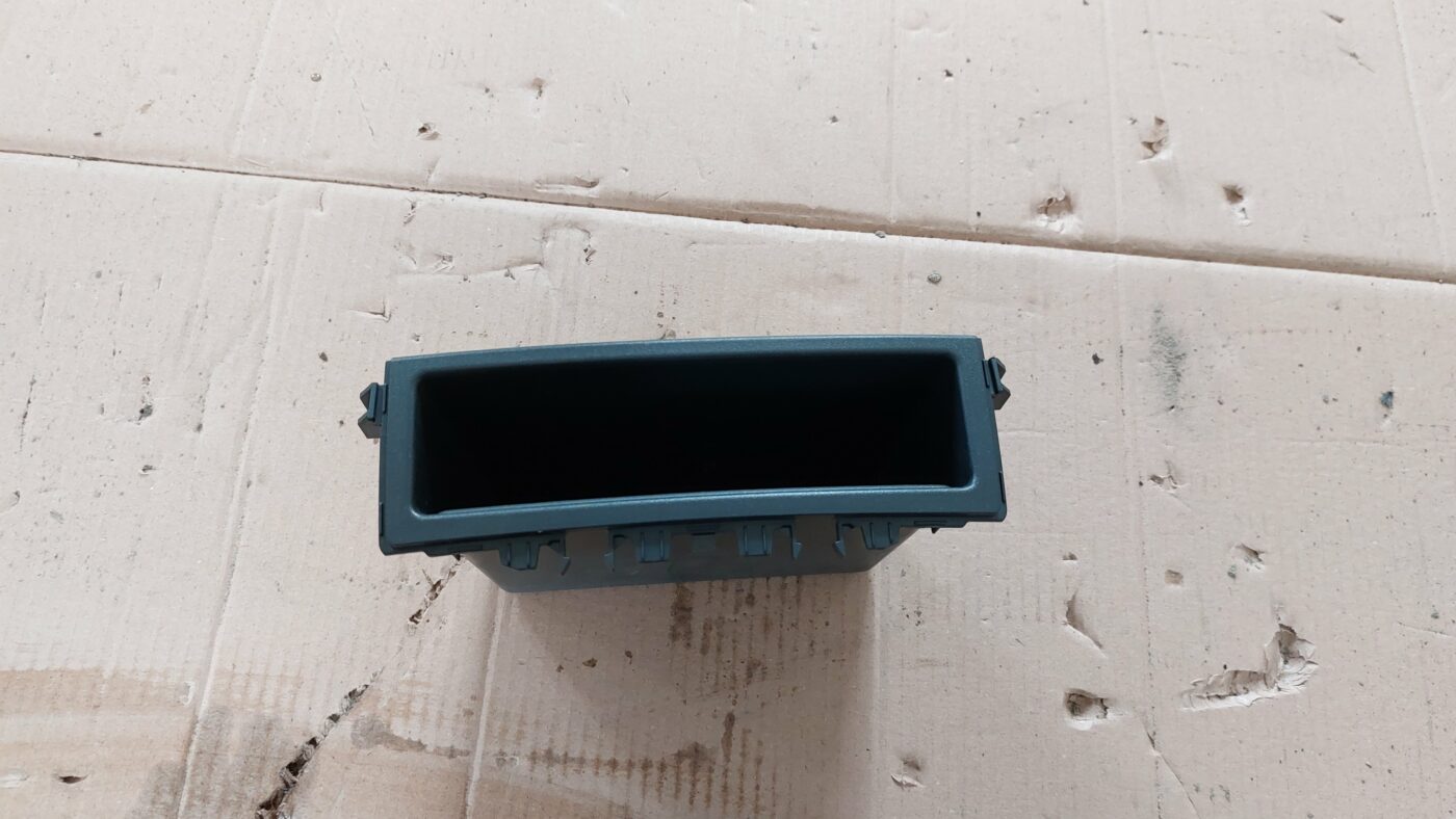 Mantu glabāšanas nodalījums centrā priekš MITSUBISHI COLT 2007 2 Mantu glabāšanas nodalījums centrā priekš MITSUBISHI COLT 2007