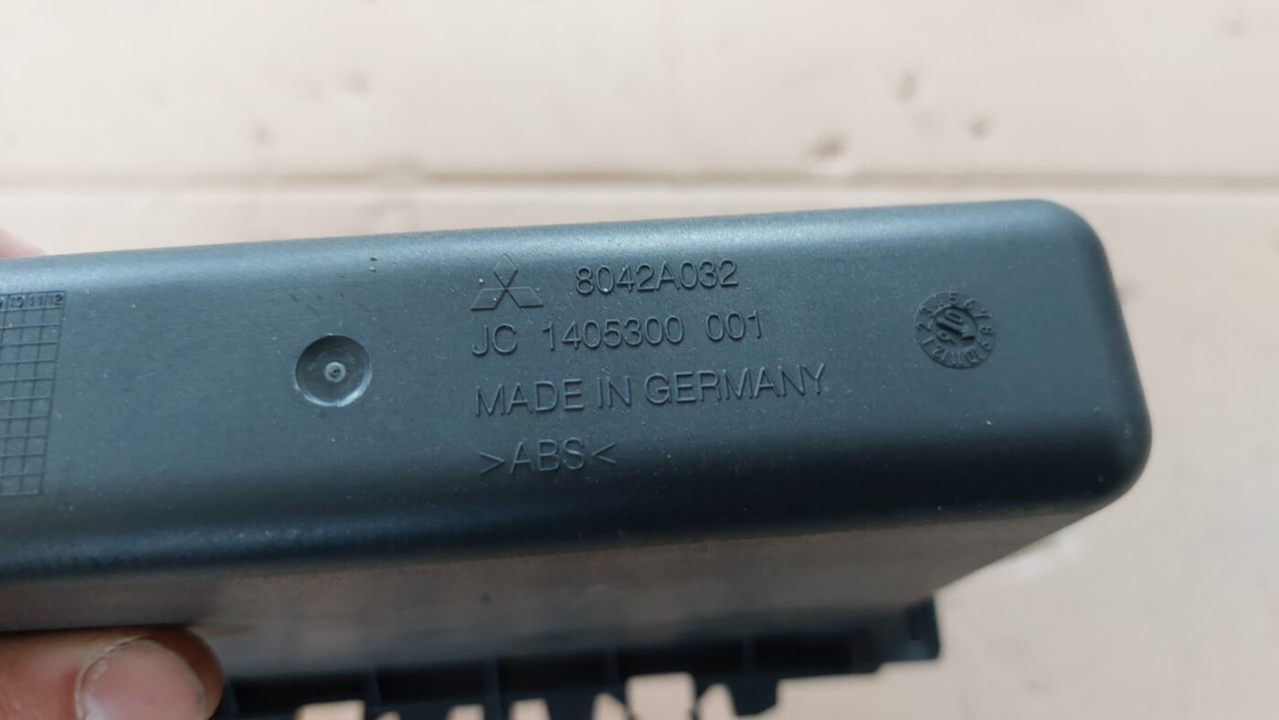 Mantu glabāšanas nodalījums centrā priekš MITSUBISHI COLT 2007 3 Mantu glabāšanas nodalījums centrā priekš MITSUBISHI COLT 2007