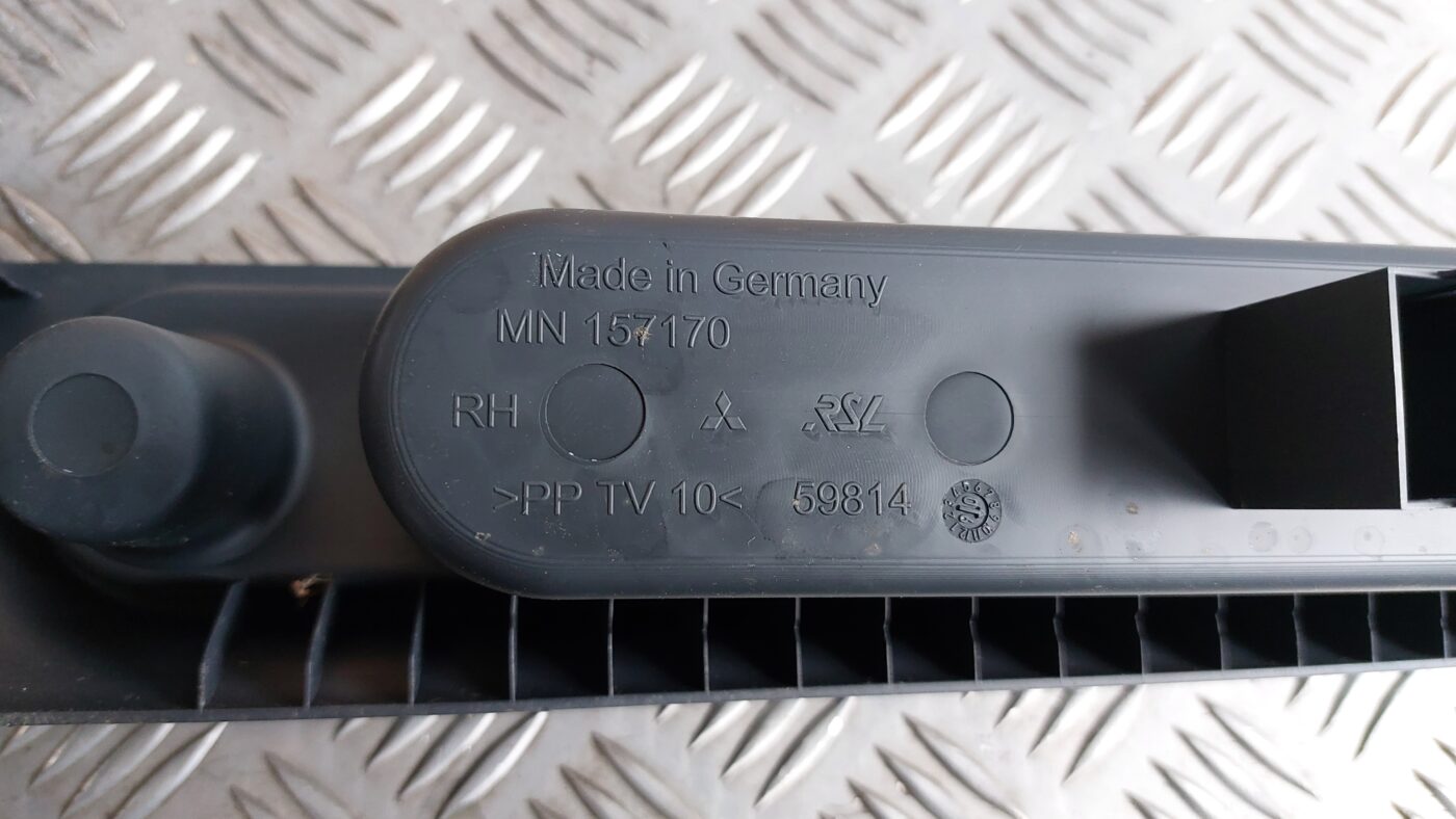 Priekšējā labā sēdekļa sliežu apdare priekš MITSUBISHI COLT 2007 3 Priekšējā labā sēdekļa sliežu apdare priekš MITSUBISHI COLT 2007