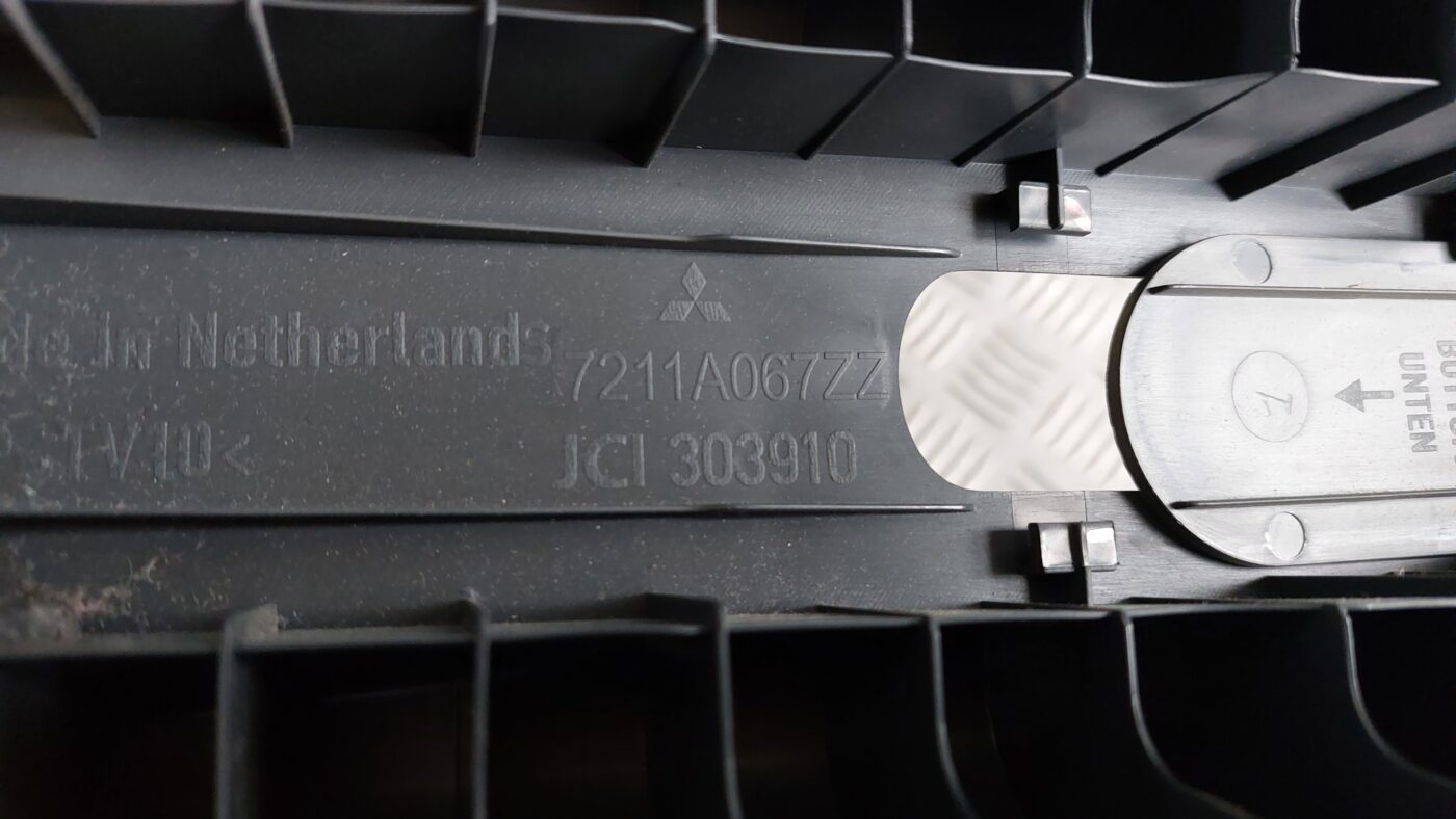 Vidējas salona statnes apdare priekš MITSUBISHI COLT 2007