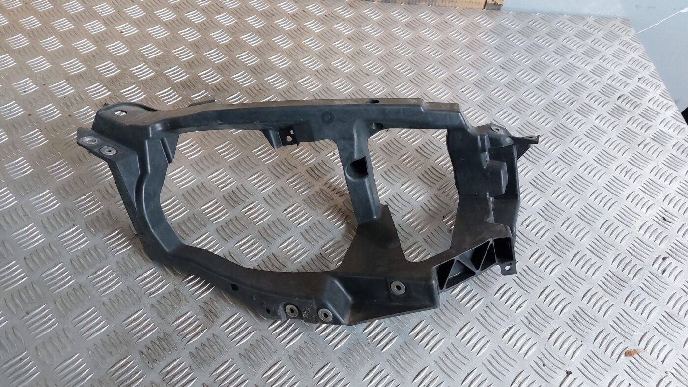 Priekšēja luktura kronšteins priekš MITSUBISHI COLT 2007 1 Priekšēja luktura kronšteins priekš MITSUBISHI COLT 2007