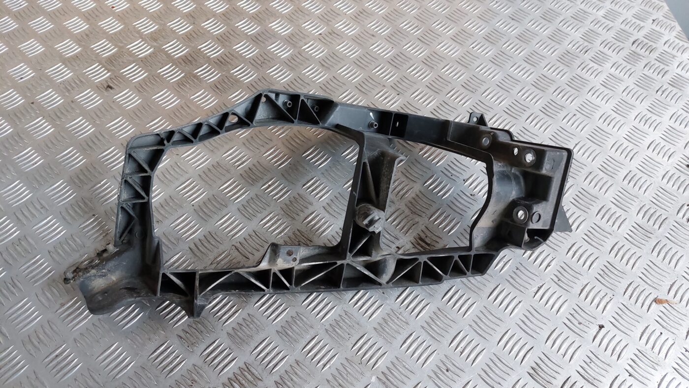 Priekšēja luktura kronšteins priekš MITSUBISHI COLT 2007 2 Priekšēja luktura kronšteins priekš MITSUBISHI COLT 2007