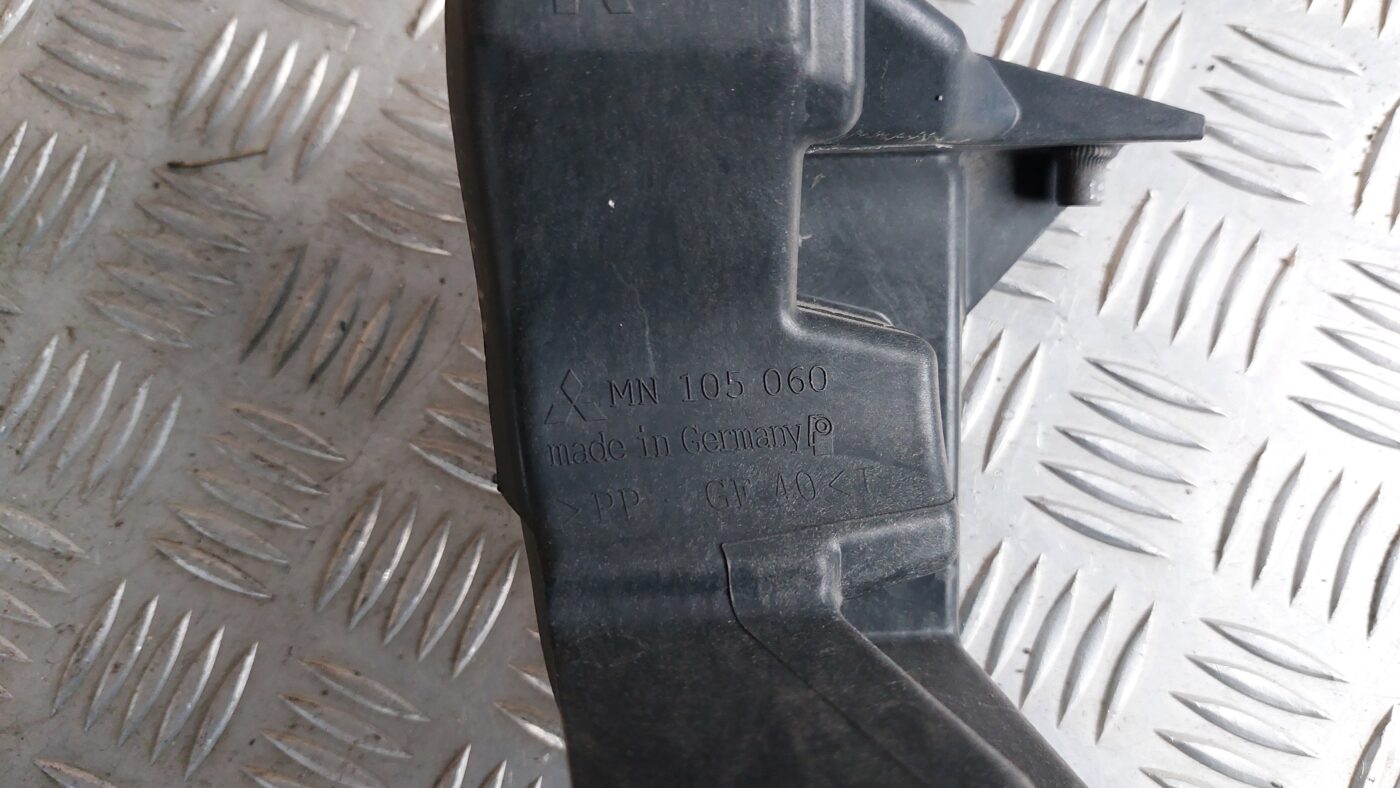 Priekšēja luktura kronšteins priekš MITSUBISHI COLT 2007 3 Priekšēja luktura kronšteins priekš MITSUBISHI COLT 2007