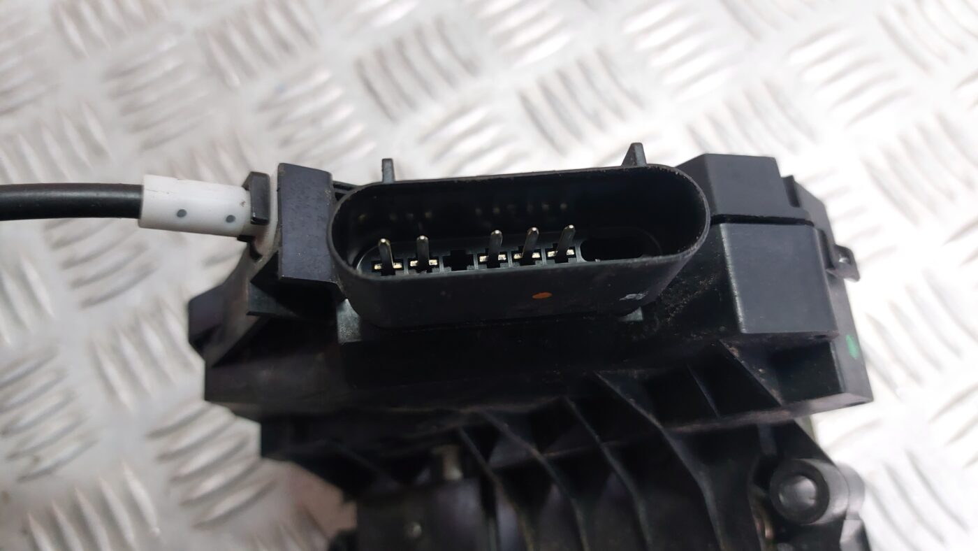 Priekšējo kreiso durvju slēdzene priekš VOLVO V60 2012 4 Priekšējo kreiso durvju slēdzene priekš VOLVO V60 2012