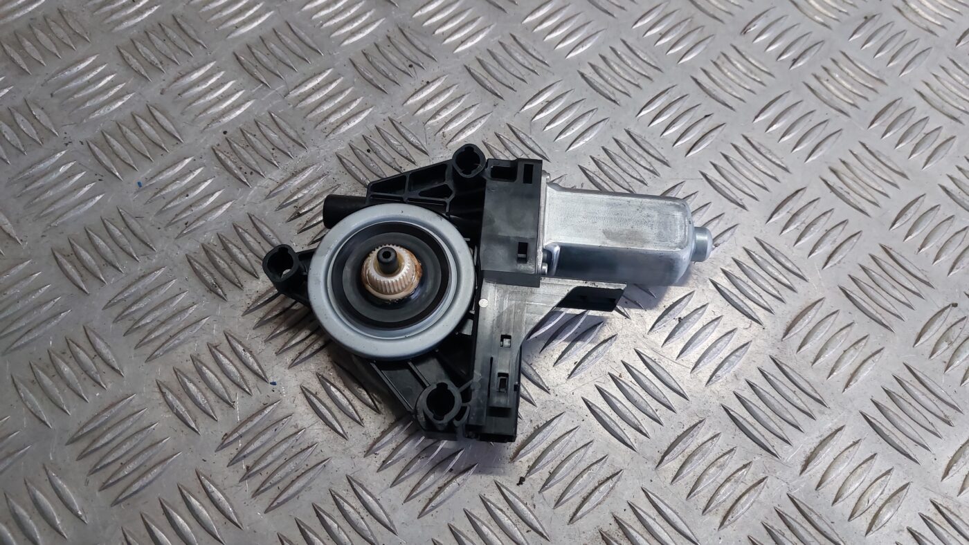 Elektrisko stiklu motors priekš VOLVO V60 2012 1 Elektrisko stiklu motors priekš VOLVO V60 2012