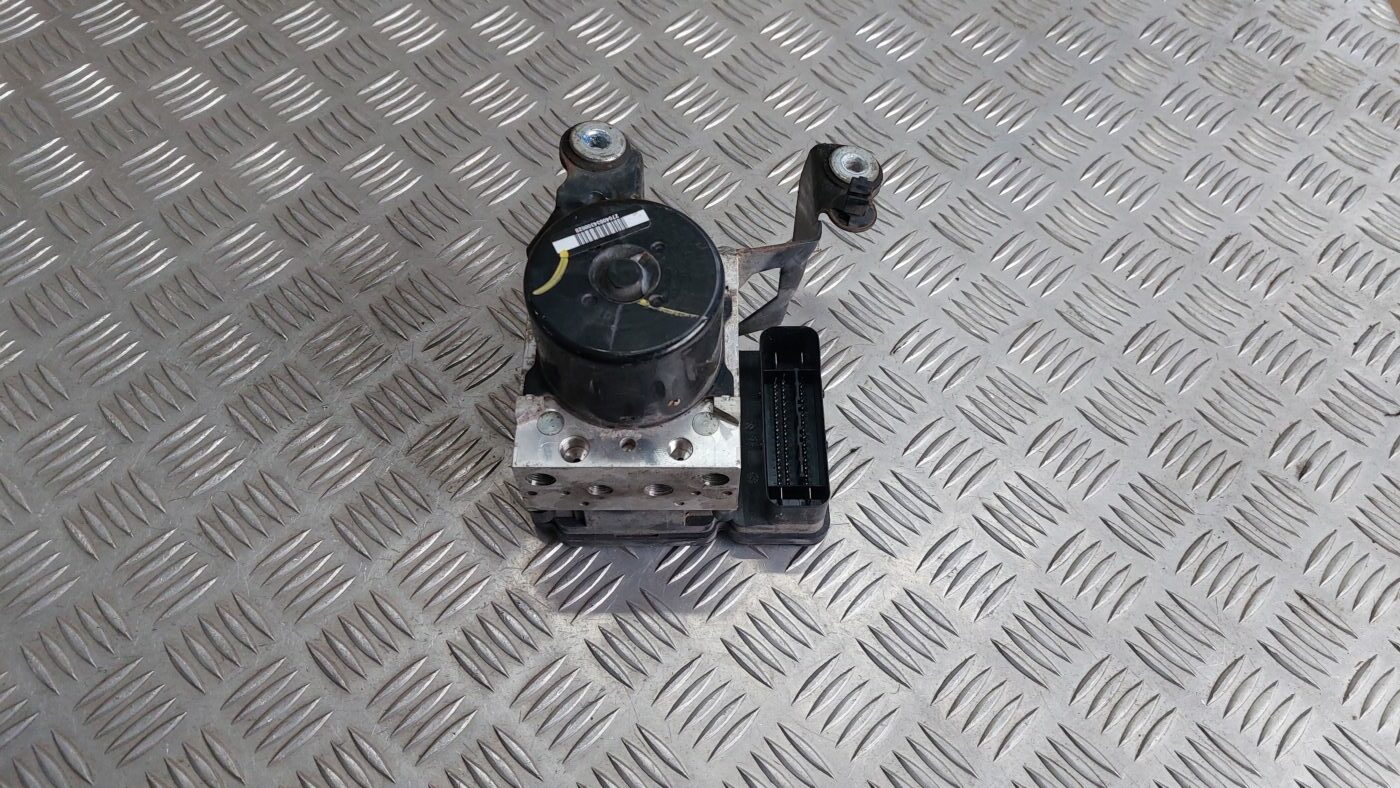 ABS bloks priekš VOLVO V60 2012 1 ABS bloks priekš VOLVO V60 2012