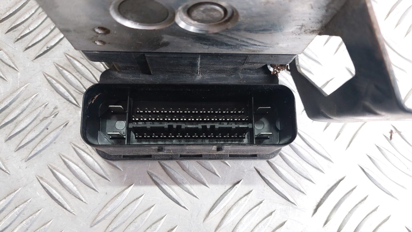 ABS bloks priekš VOLVO V60 2012 3 ABS bloks priekš VOLVO V60 2012