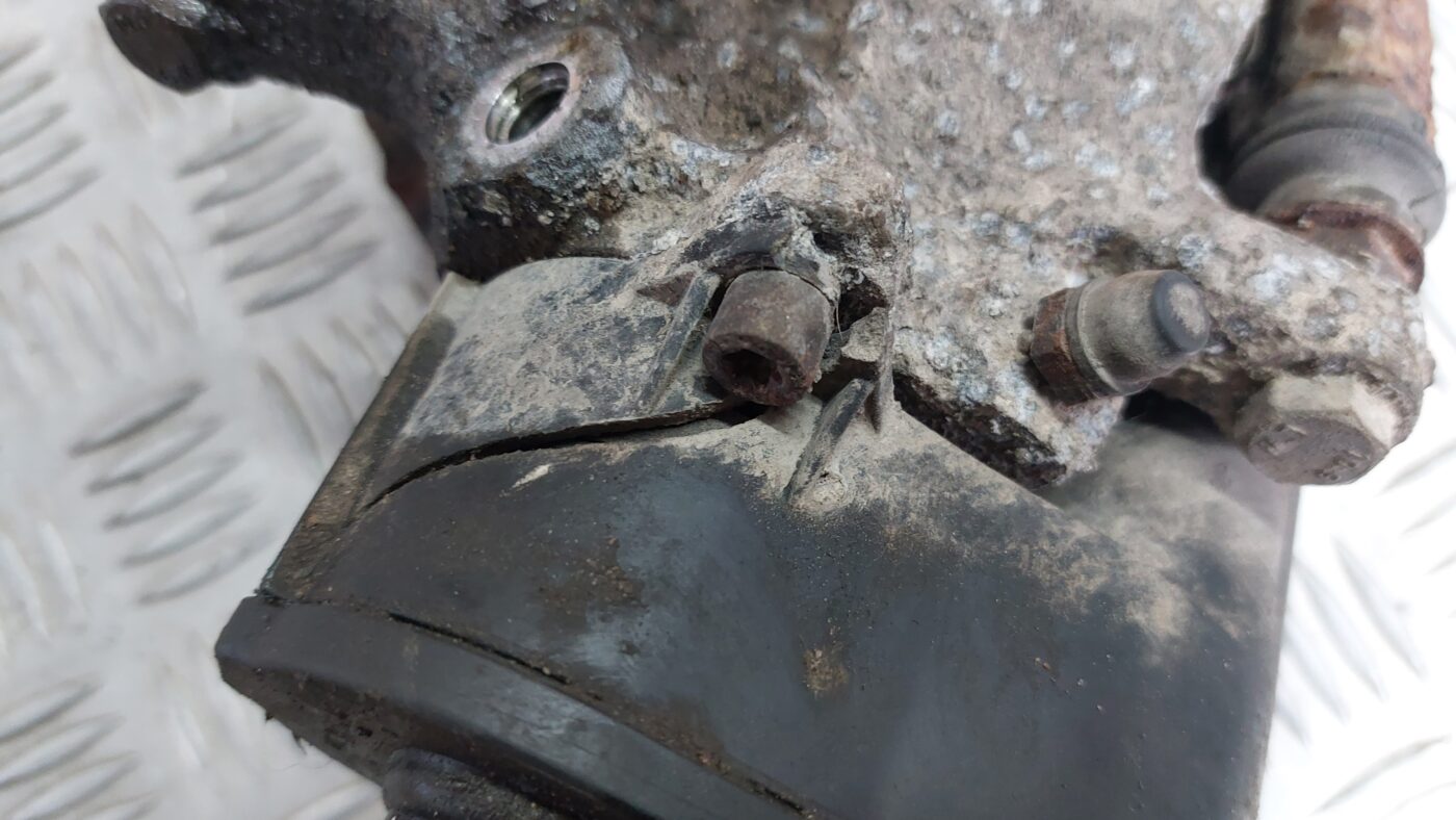 Aizmugurējais kreisais suports priekš VOLVO V60 2012 3 Aizmugurējais kreisais suports priekš VOLVO V60 2012