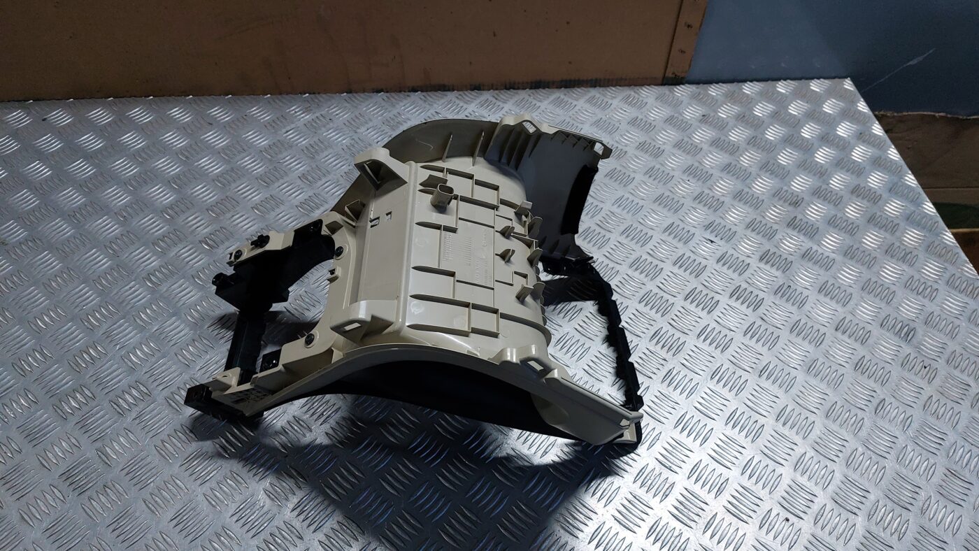 Centrālās konsoles iekšējā plastmasa priekš VOLVO V60 2012 2 Centrālās konsoles iekšējā plastmasa priekš VOLVO V60 2012