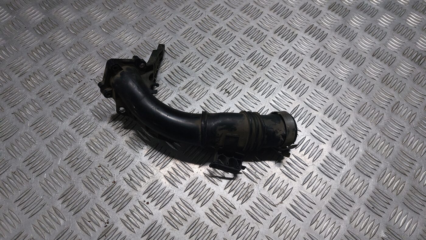 Interkulera caurule priekš VOLVO V60 2012 1 Interkulera caurule priekš VOLVO V60 2012