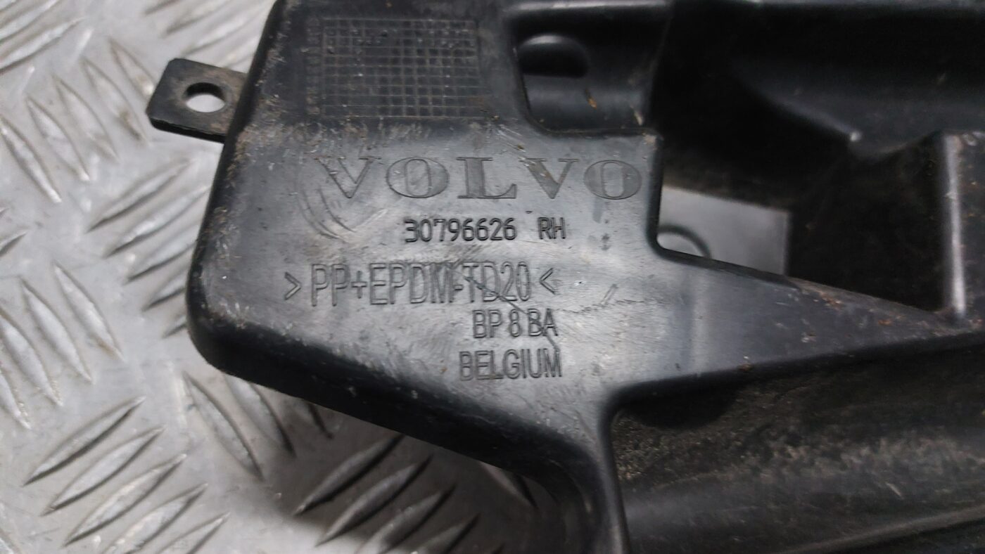 Priekšējā spārna un bufera stiprinājums priekš VOLVO V60 2012