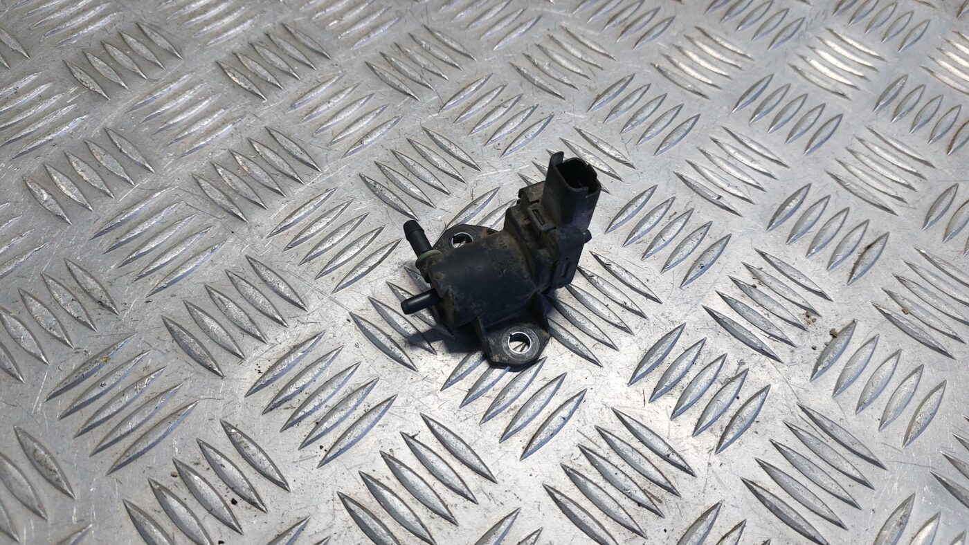 Solenoīda vakuuma vārsts priekš VOLVO V60 2012 1 Solenoīda vakuuma vārsts priekš VOLVO V60 2012