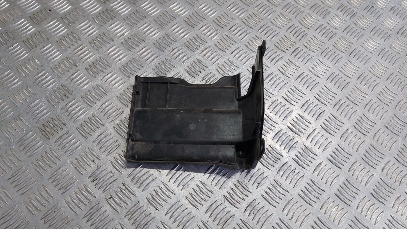 Akumulatora stiprināšanas korpuss priekš VOLVO V60 2012 2 Akumulatora stiprināšanas korpuss priekš VOLVO V60 2012