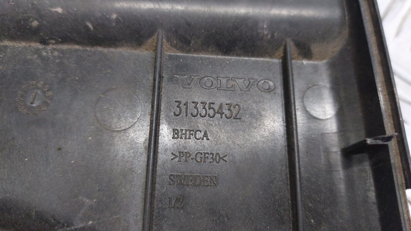 Akumulatora stiprināšanas korpuss priekš VOLVO V60 2012 3 Akumulatora stiprināšanas korpuss priekš VOLVO V60 2012