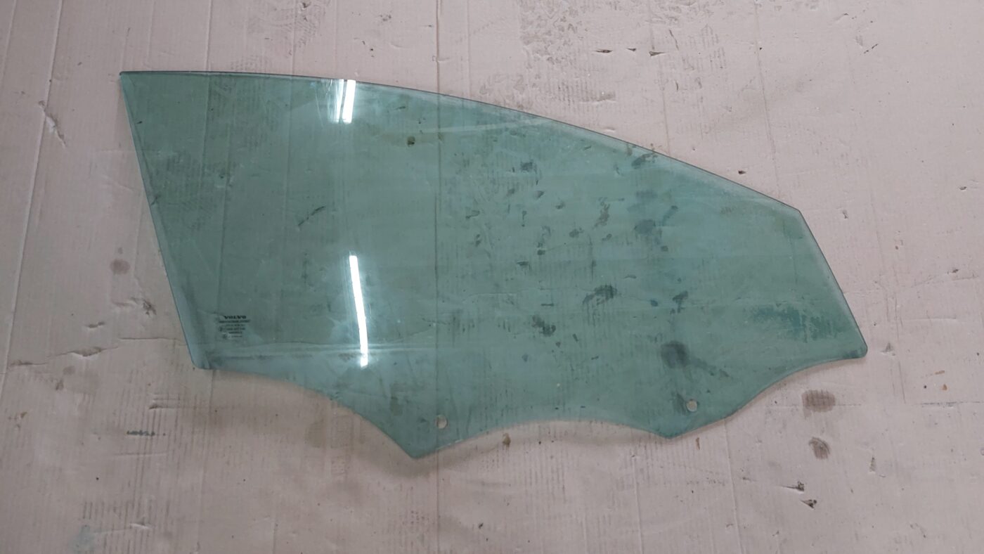 Priekšējo labo durvju stikls priekš VOLVO V60 2012
