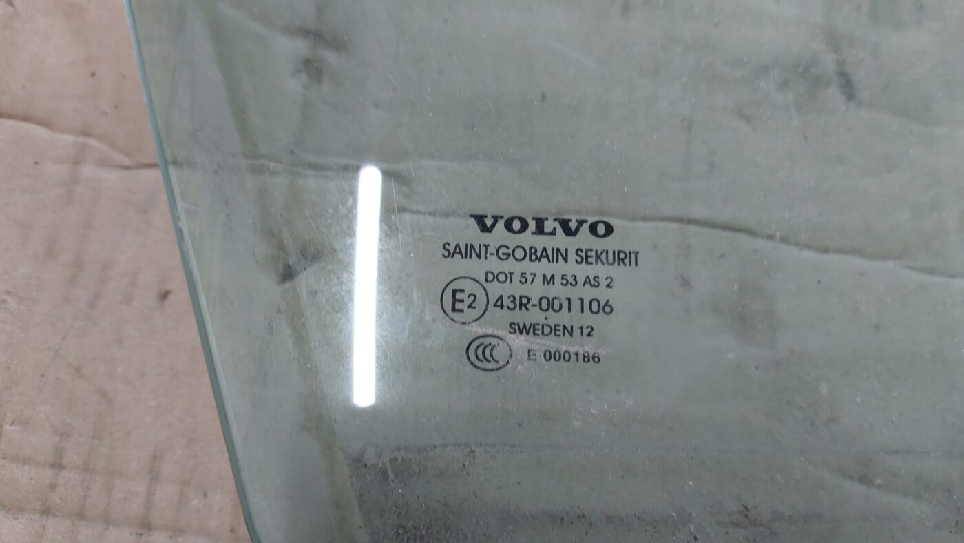 Priekšējo labo durvju stikls priekš VOLVO V60 2012