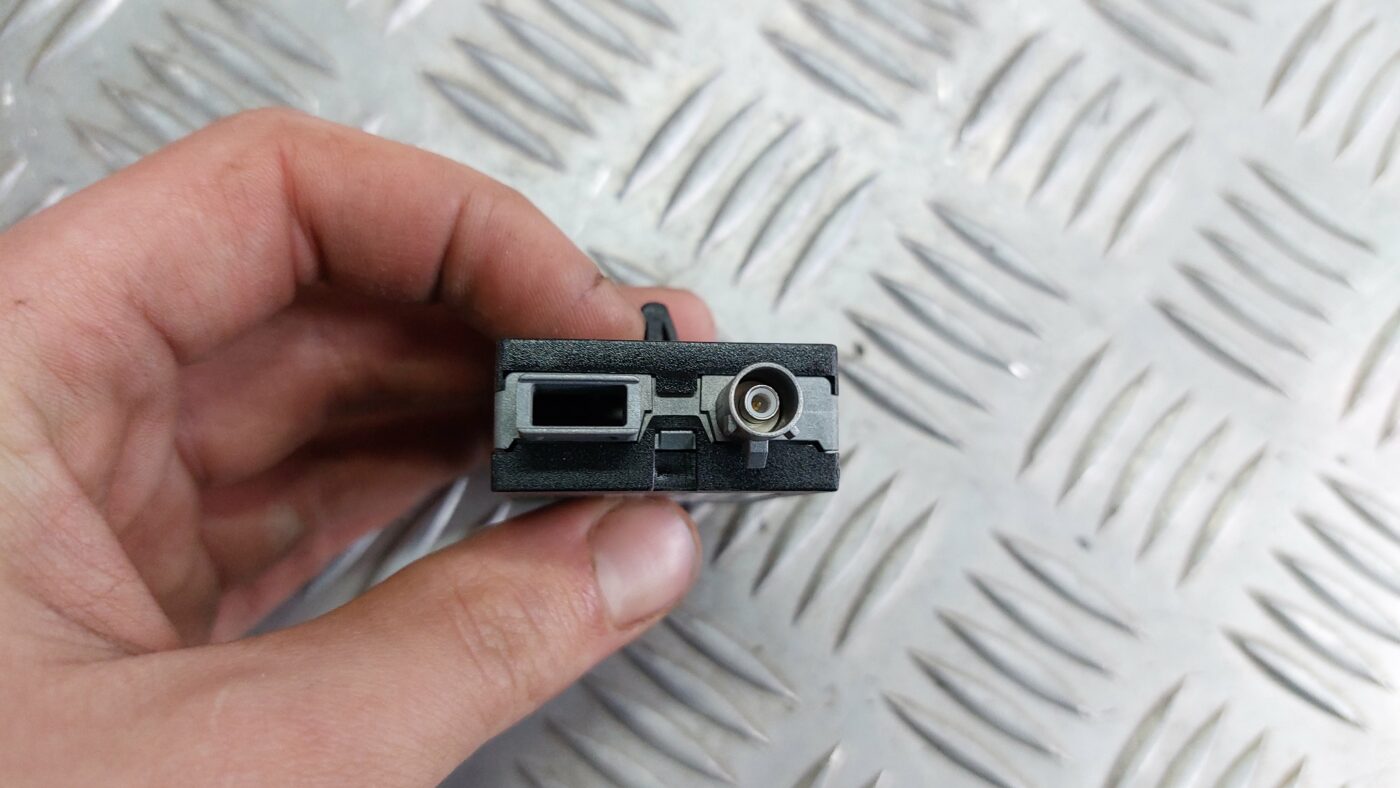 Antenas pastiprinātāja bloks priekš VOLVO V60 2012 3 Antenas pastiprinātāja bloks priekš VOLVO V60 2012