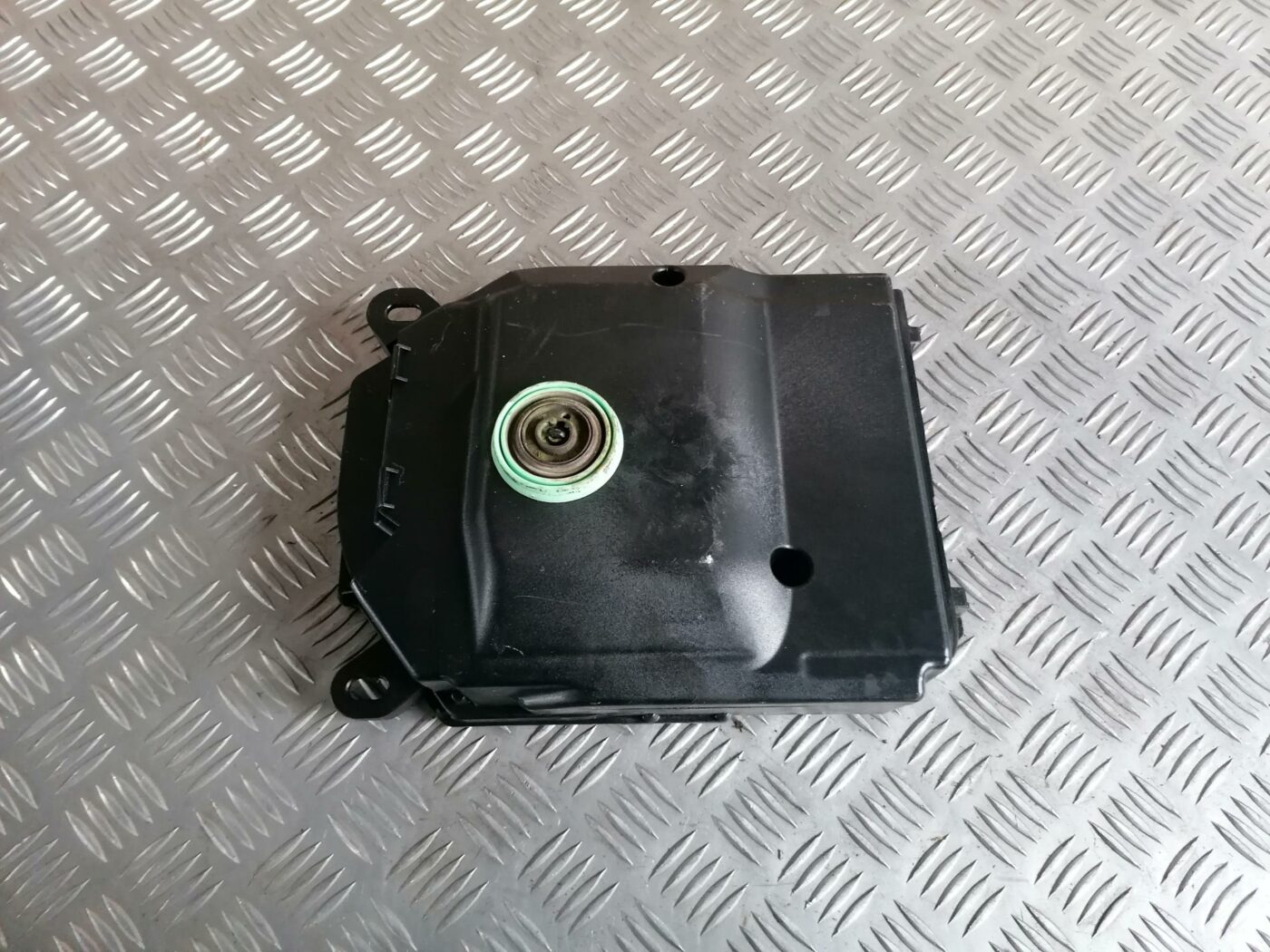 Skaļrunis (Sabvūferis) priekš BMW 123 E87 2008 BLACK 2 Skaļrunis (Sabvūferis) priekš BMW 123 E87 2008 BLACK