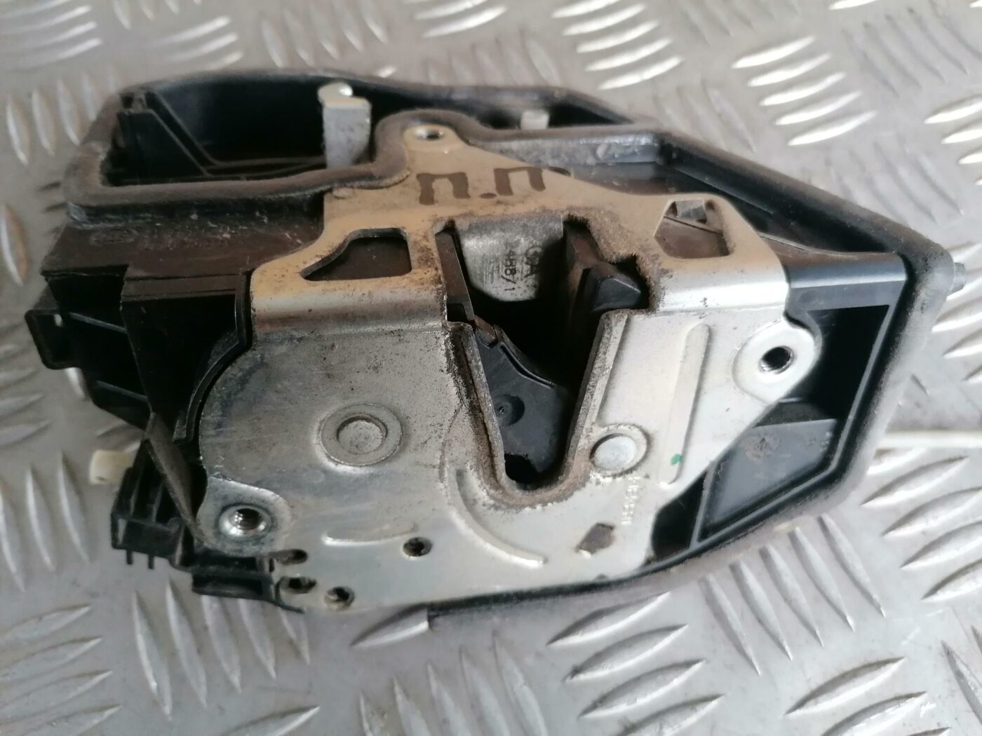 Priekšējo labo durvju slēdzene priekš BMW 123 E87 2008 BLACK 3 Priekšējo labo durvju slēdzene priekš BMW 123 E87 2008 BLACK