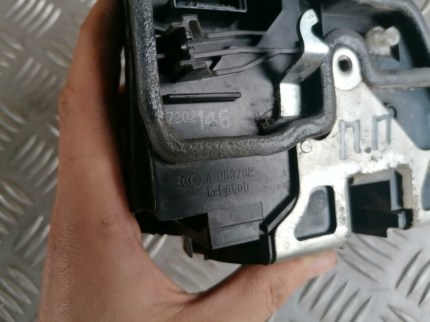 Priekšējo labo durvju slēdzene priekš BMW 123 E87 2008 BLACK 4 Priekšējo labo durvju slēdzene priekš BMW 123 E87 2008 BLACK