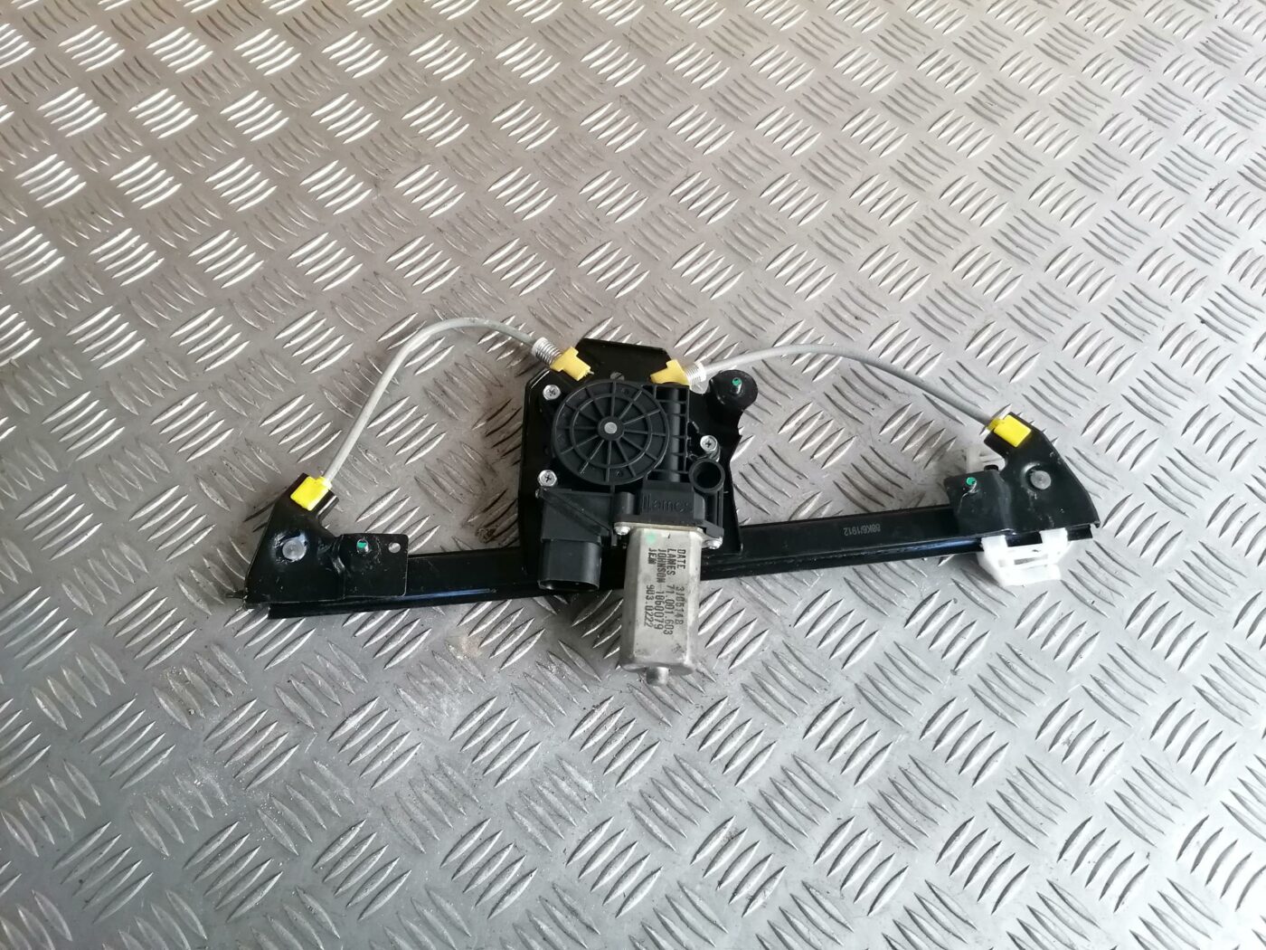 Stikla pacelšanas mehānisms aizmugurējais labais priekš BMW 123 E87 2008 BLACK 1 Stikla pacelšanas mehānisms aizmugurējais labais priekš BMW 123 E87 2008 BLACK