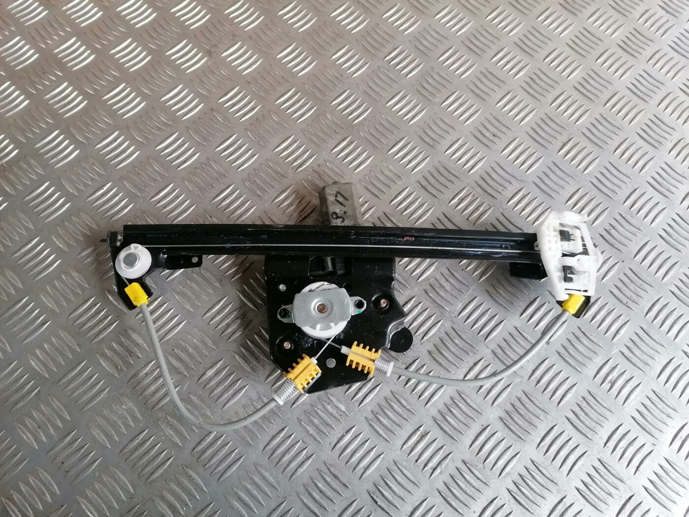 Stikla pacelšanas mehānisms aizmugurējais labais priekš BMW 123 E87 2008 BLACK 2 Stikla pacelšanas mehānisms aizmugurējais labais priekš BMW 123 E87 2008 BLACK