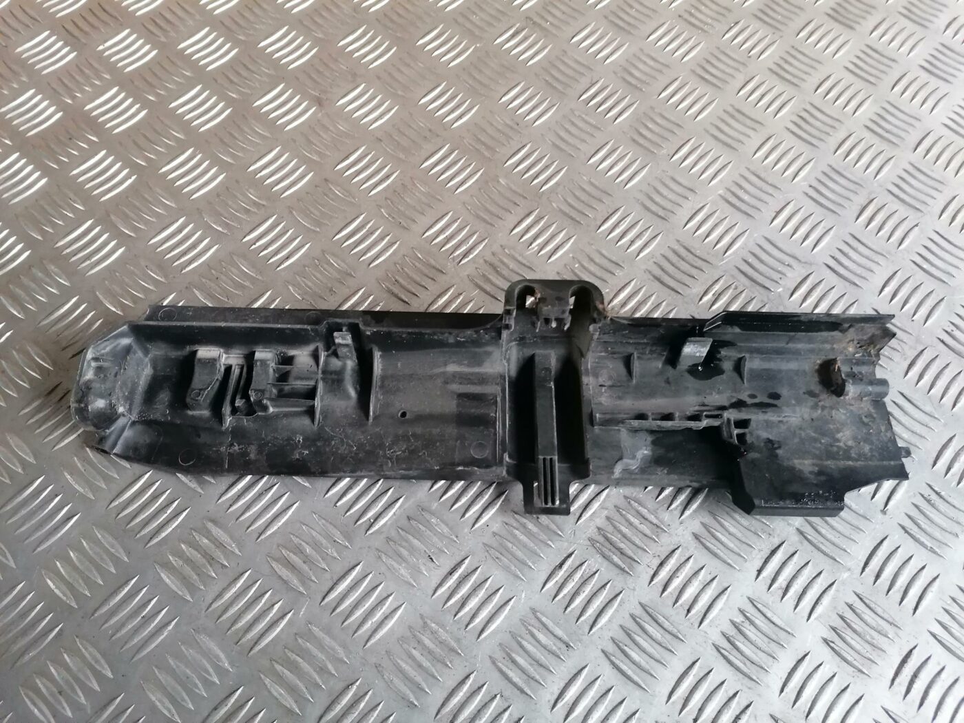 Radiatora kronšteins priekš BMW 123 E87 2008 BLACK 1 Radiatora kronšteins priekš BMW 123 E87 2008 BLACK