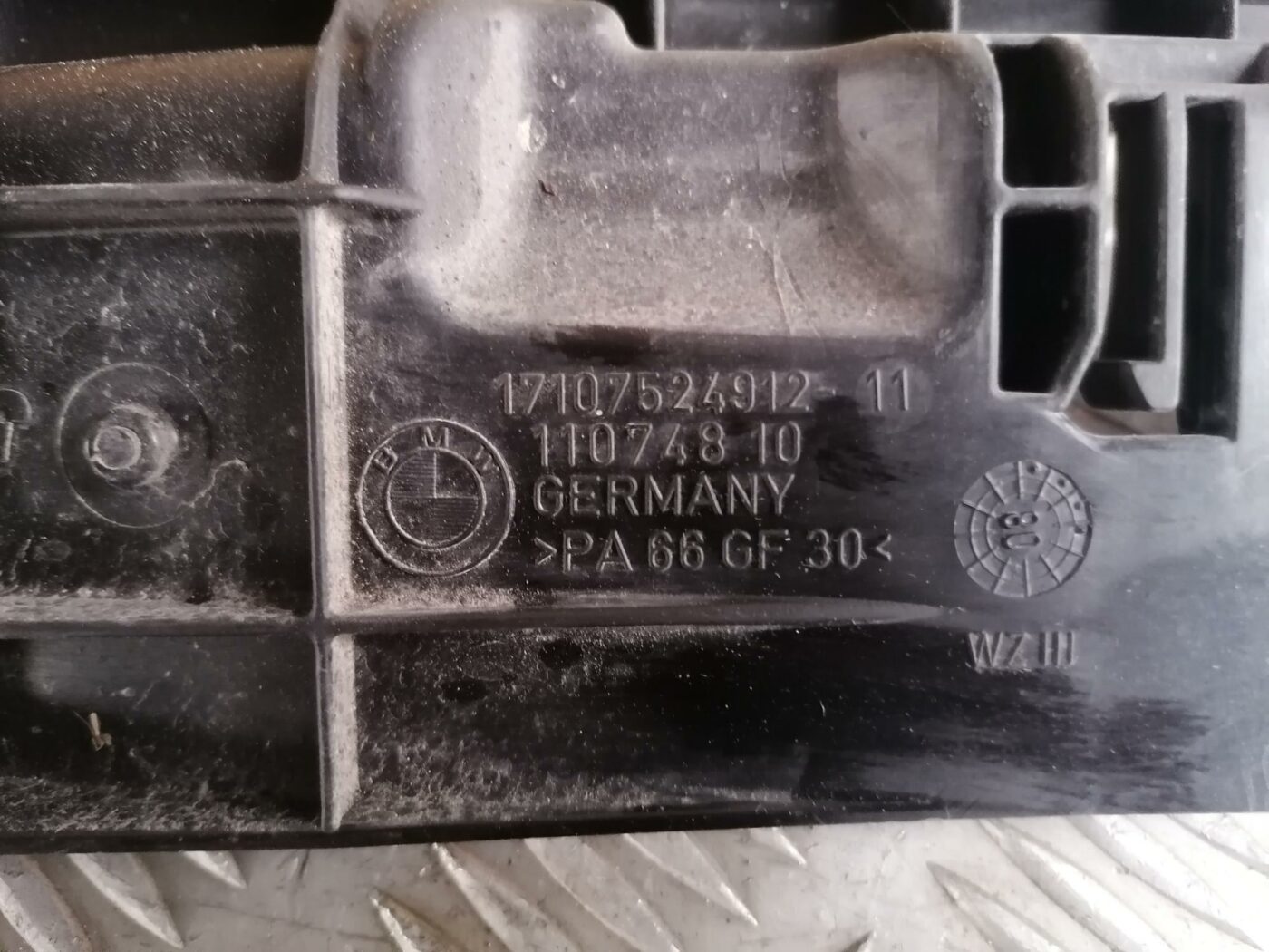 Radiatora kronšteins priekš BMW 123 E87 2008 BLACK 3 Radiatora kronšteins priekš BMW 123 E87 2008 BLACK