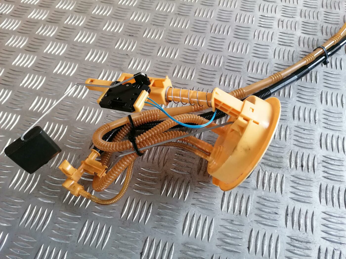 Degvielas tvertnes sūkņa līmeņa devējs priekš BMW 123 E87 2008 BLACK 2 Degvielas tvertnes sūkņa līmeņa devējs priekš BMW 123 E87 2008 BLACK