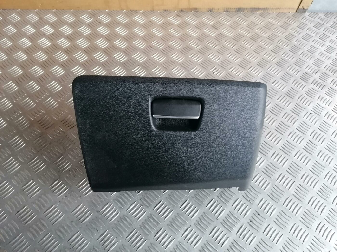 Mantu glabāšanas nodalījums pasažiera pusē priekš BMW 123 E87 2008 BLACK 1 Mantu glabāšanas nodalījums pasažiera pusē priekš BMW 123 E87 2008 BLACK