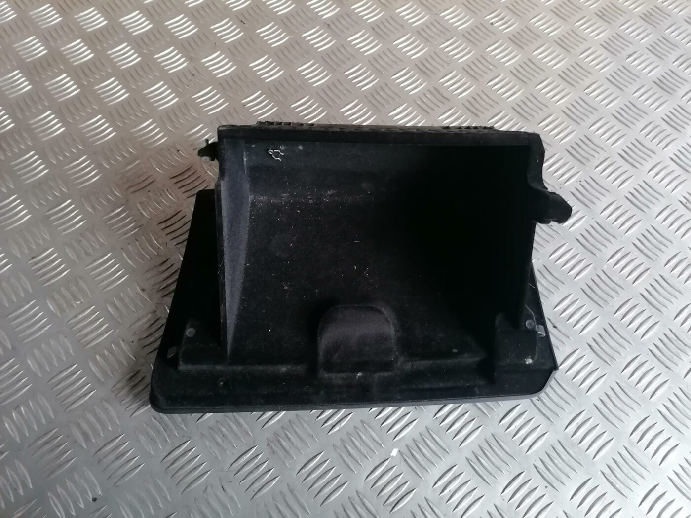 Mantu glabāšanas nodalījums pasažiera pusē priekš BMW 123 E87 2008 BLACK 2 Mantu glabāšanas nodalījums pasažiera pusē priekš BMW 123 E87 2008 BLACK