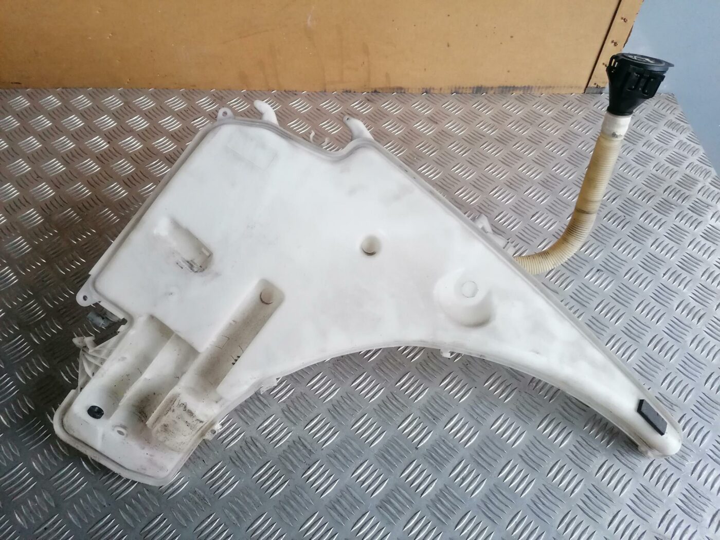 Mazgātāja šķidruma tvertne priekš BMW 123 E87 2008 BLACK