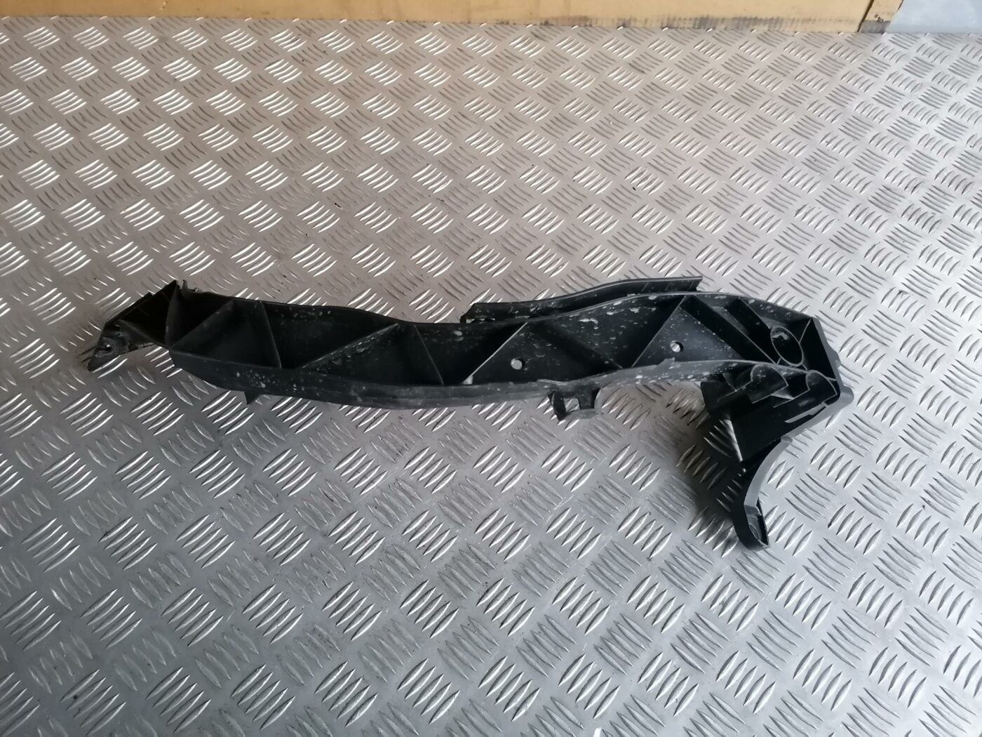 Priekšēja luktura kronšteins priekš BMW 123 E87 2008 BLACK 1 Priekšēja luktura kronšteins priekš BMW 123 E87 2008 BLACK