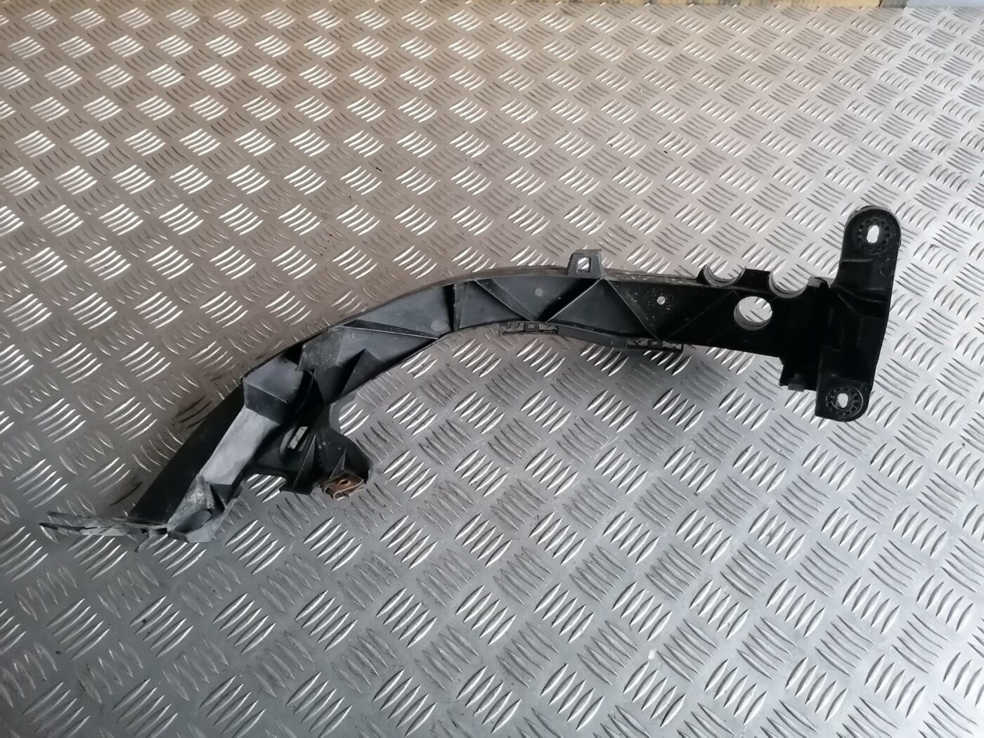 Priekšēja luktura kronšteins priekš BMW 123 E87 2008 BLACK 2 Priekšēja luktura kronšteins priekš BMW 123 E87 2008 BLACK