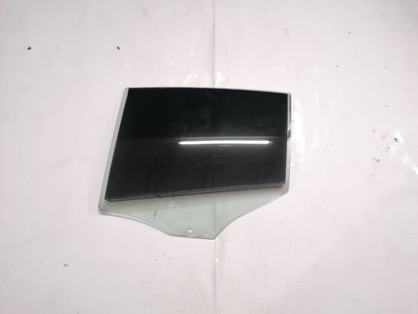 Aizmugurējo kreiso durvju stikls priekš BMW 123 E87 2008 BLACK